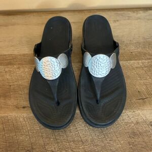 Crocs Women's Sanrah Hammered Metallic Wedge Flip Flop Sandals size 9 shoes